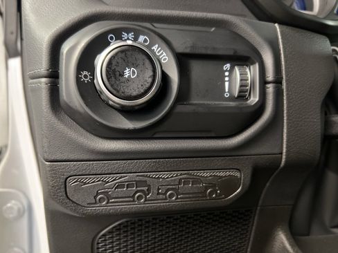 Used 2025 Jeep Wrangler Sahara image 25