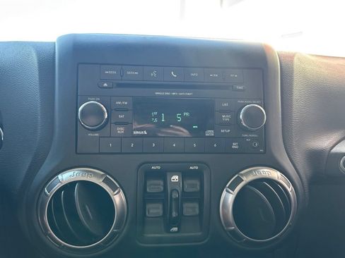 Used 2018 Jeep Wrangler Unlimited Sahara AWD/4WD image 10