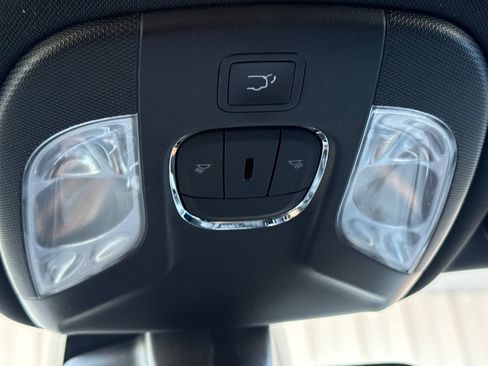 Used 2025 Jeep Compass Latitude w/ Convenience Group AWD/4WD image 23