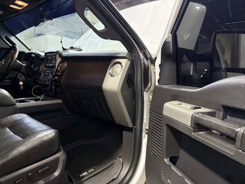 Used 2014 Ford F250 Lariat w/ Lariat Interior Package image 27