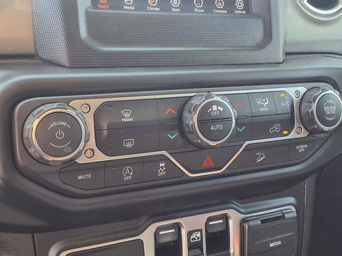 Used 2020 Jeep Wrangler Unlimited Sahara AWD/4WD image 8