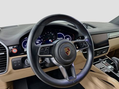 Certified 2022 Porsche Cayenne Platinum Edition image 12
