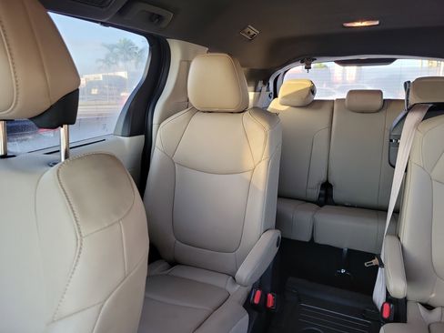Used 2022 Toyota Sienna XLE image 20