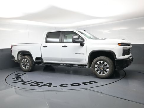 Used 2024 Chevrolet Silverado 2500 Custom w/ Custom Convenience Package AWD/4WD image 2