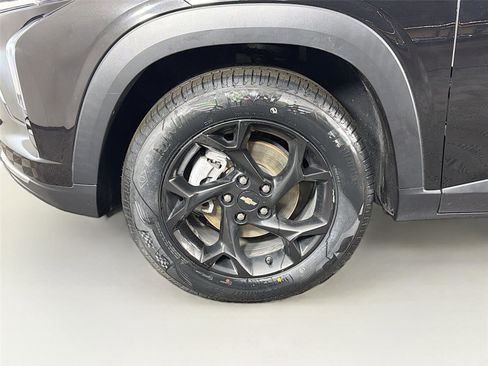 Used 2024 Chevrolet Trax LT w/ Sunroof Package image 29