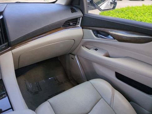 Used 2019 Cadillac Escalade ESV Premium Luxury image 16
