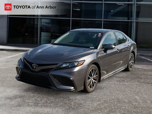 Used 2024 Toyota Camry SE w/ Cold Weather Package FWD image 2