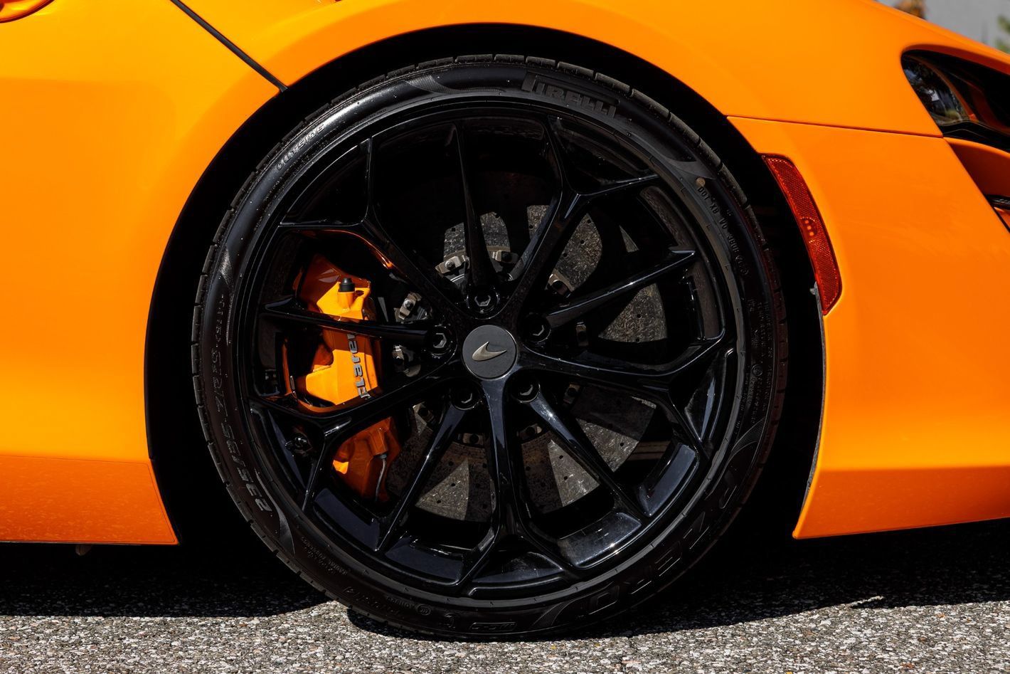 Used 2025 McLaren Artura RWD image 15
