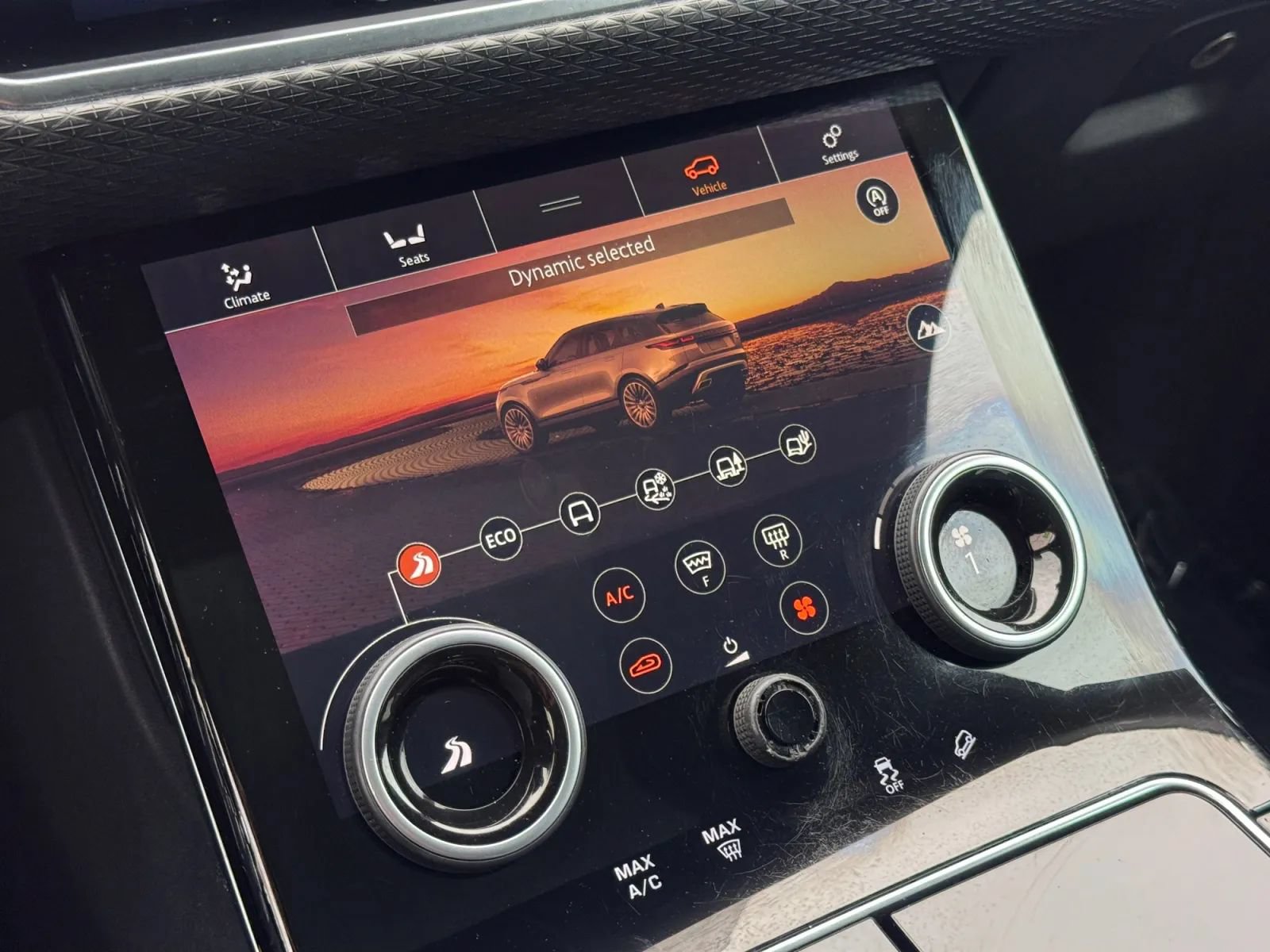Used 2018 Land Rover Range Rover Velar R-Dynamic SE AWD/4WD image 33
