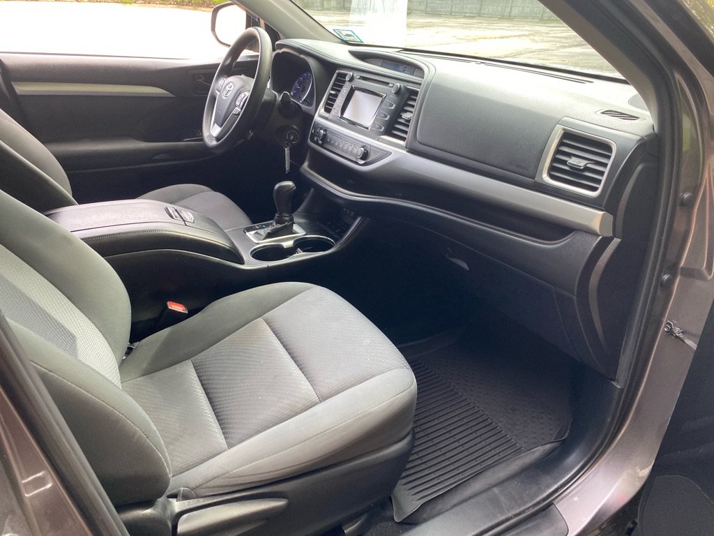 Used 2019 Toyota Highlander LE AWD/4WD image 24