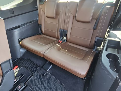 Used 2023 Volkswagen Atlas SE w/ Black Wheel Package FWD image 9