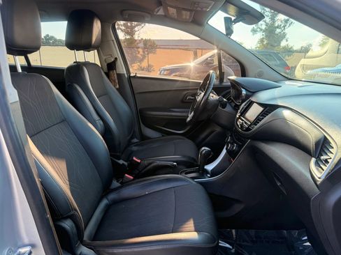 Used 2019 Chevrolet Trax LT w/ LT Convenience Package AWD/4WD image 18