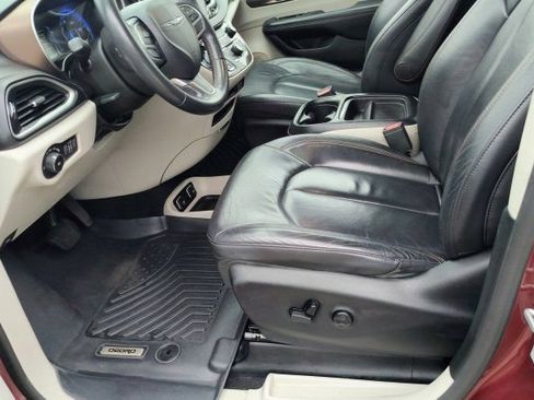 Used 2017 Chrysler Pacifica Touring-L FWD image 9