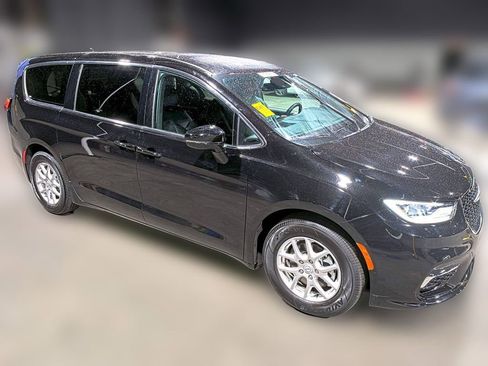 Used 2025 Chrysler Pacifica Select image 5