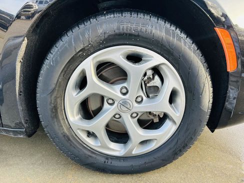 Used 2024 Chrysler Pacifica Limited image 44