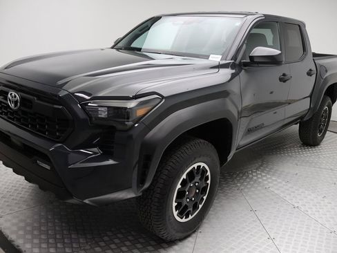 Certified 2025 Toyota Tacoma TRD Off-Road image 2