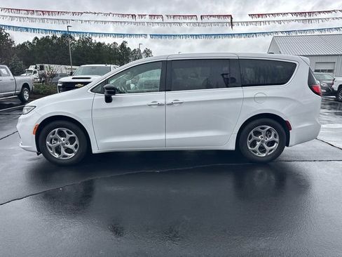 Used 2024 Chrysler Pacifica Limited image 5