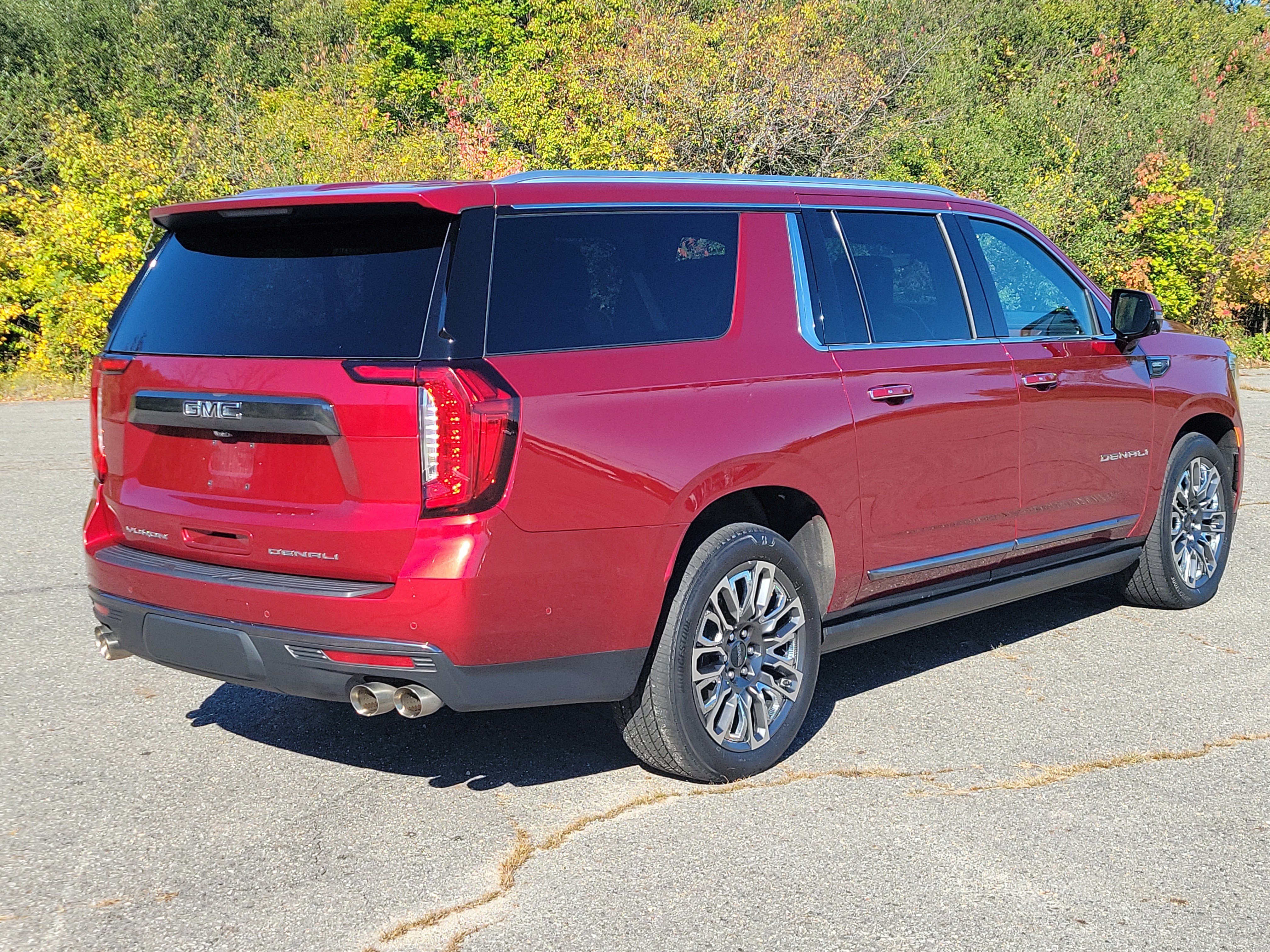 Used 2023 GMC Yukon XL Denali Ultimate AWD/4WD image 5