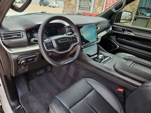 Used 2024 Jeep Wagoneer Series II w/ Flexible Seating Group AWD/4WD image 12