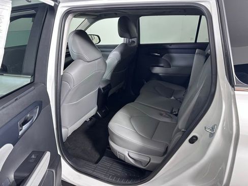 Used 2023 Toyota Highlander XLE AWD/4WD image 17
