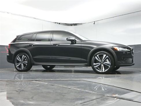 Used 2024 Volvo V60 B5 Cross Country Plus image 33