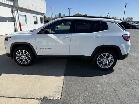 Used 2023 Jeep Compass Latitude AWD/4WD image 5