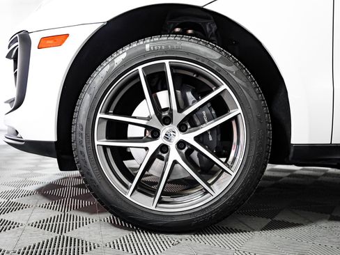 Certified 2025 Porsche Macan image 14