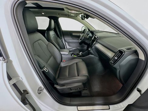 Used 2025 Volvo XC40 B5 Plus image 33