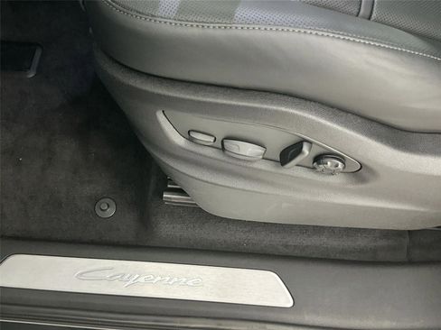 Certified 2026 Porsche Cayenne Coupe AWD/4WD image 32