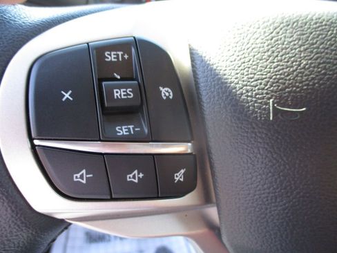 Used 2023 Ford Explorer XLT w/ Equipment Group 202A image 9