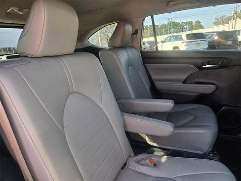 Used 2022 Toyota Highlander XLE image 24