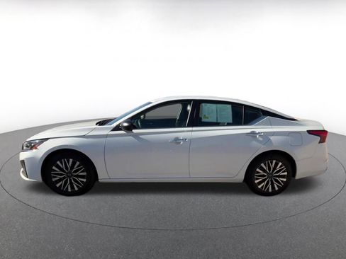 Used 2025 Nissan Altima 2.5 SV FWD image 9