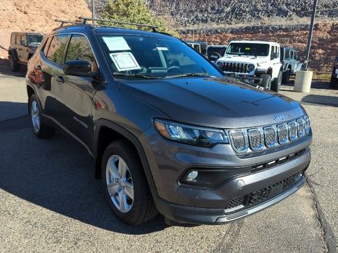 Certified 2022 Jeep Compass Latitude image 3