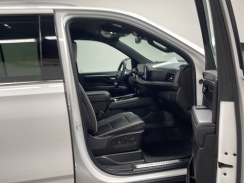 Used 2025 Chevrolet Suburban Premier AWD/4WD image 22