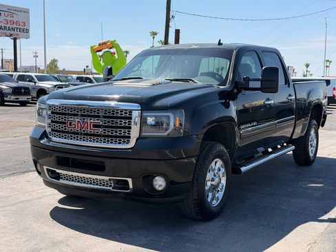 Used 2012 GMC Sierra 2500 Denali w/ Suspension Package, Off-Road AWD/4WD image 2