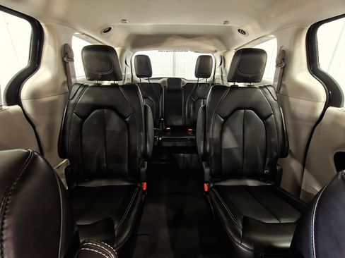 Used 2024 Chrysler Pacifica Touring-L FWD image 21