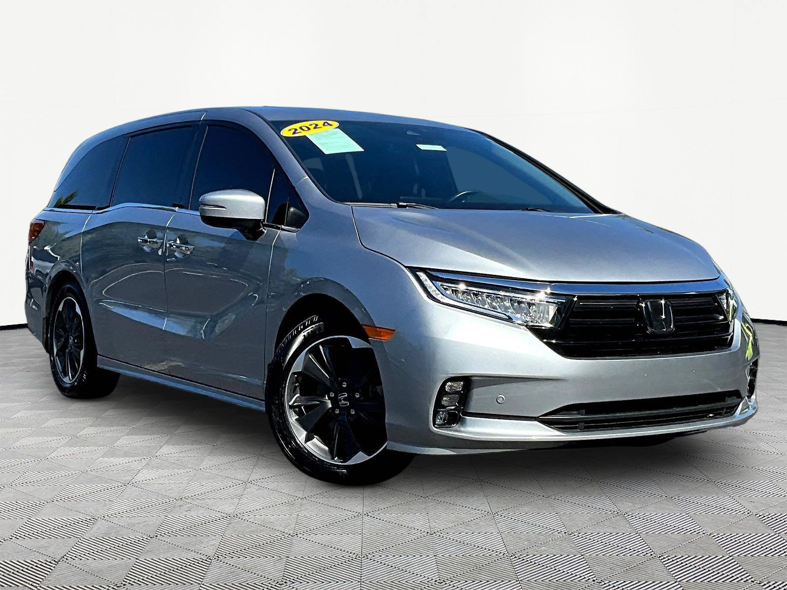 Used 2024 Honda Odyssey Elite image 3