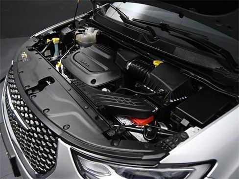 Used 2024 Chrysler Pacifica Touring-L image 10