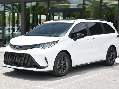 Used 2025 Toyota Sienna XSE FWD image 2