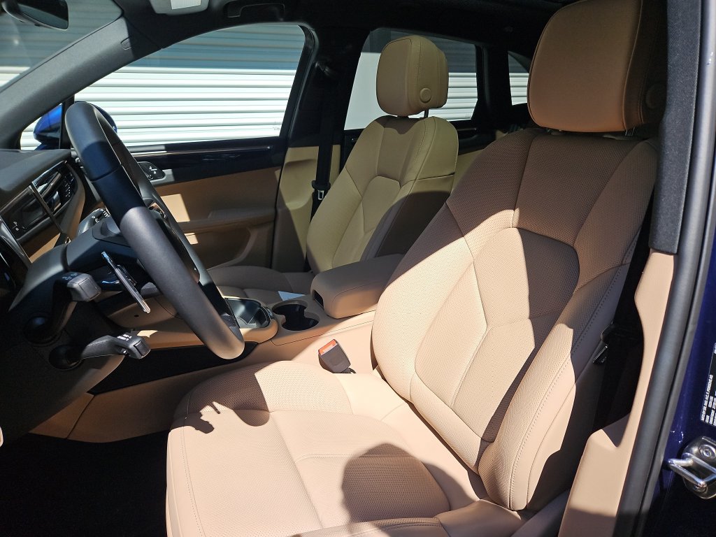 Certified 2026 Porsche Macan AWD/4WD image 5