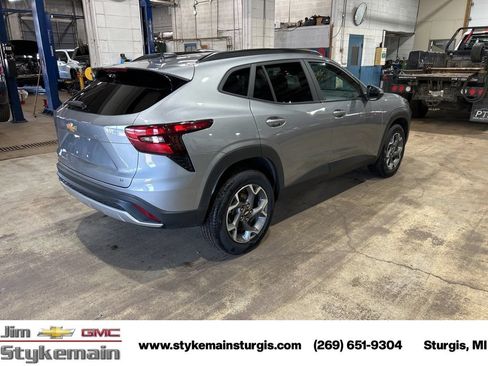 Used 2025 Chevrolet Trax LT FWD image 8