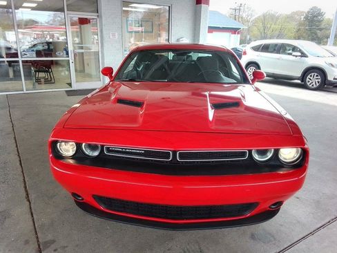 Used 2021 Dodge Challenger SXT image 3