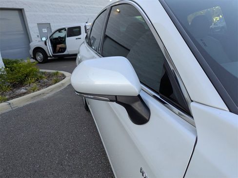 Used 2019 Toyota Avalon Limited image 12