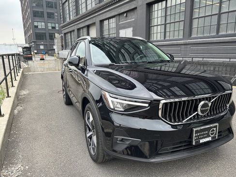 Certified 2025 Volvo XC40 B5 Plus w/ Climate Package image 2