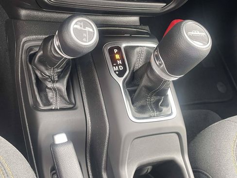 Used 2025 Jeep Gladiator Sport AWD/4WD image 17