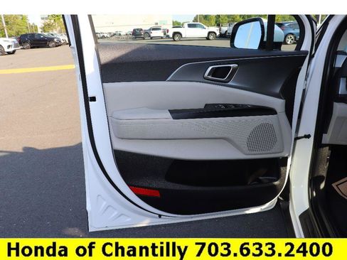 Used 2024 Kia Carnival LX FWD image 22