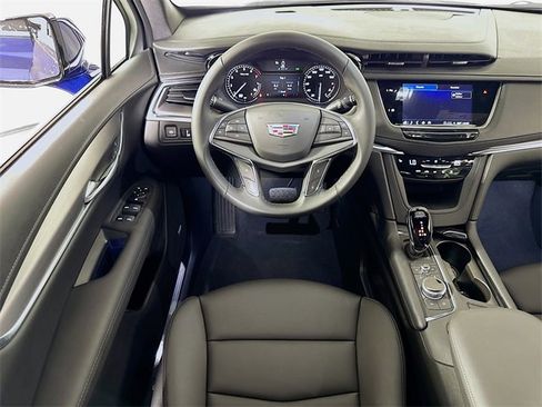 New 2025 Cadillac XT5 Luxury image 14
