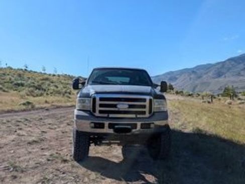 Used 2005 Ford Excursion XLT AWD/4WD image 2