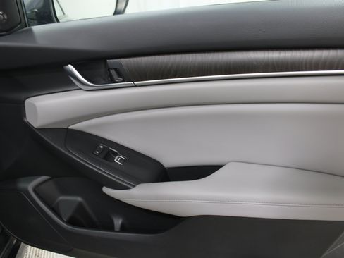 Used 2018 Honda Accord Touring image 25