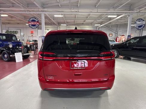 New 2026 Chrysler Pacifica Select image 4
